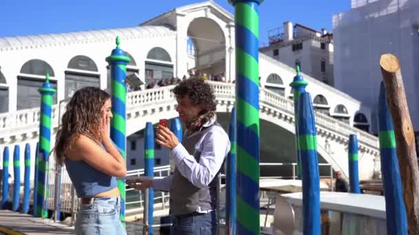 Jarige Man Doet Een Huwelijksaanzoek Aan Zijn Vriendin Door Het — Stockvideo