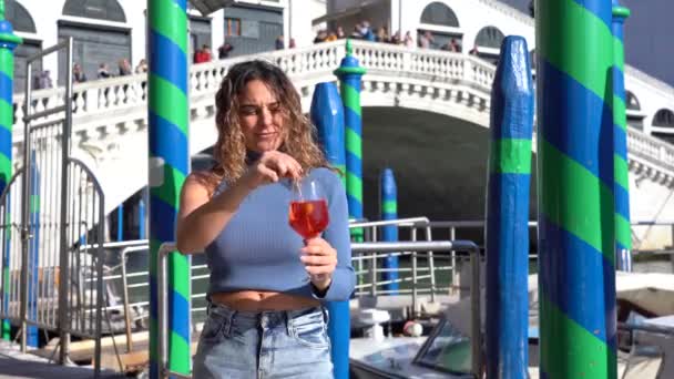 Flickan Håller Handen Och Dricker Ett Glas Spritz Kärlekens Stad — Stockvideo