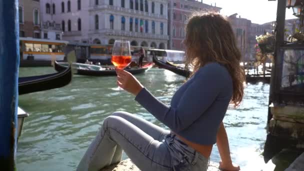 Jeune Fille Tient Dans Main Boit Verre Spritz Dans Ville — Video