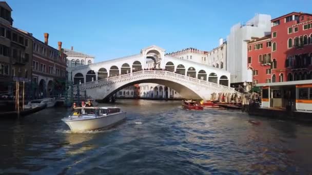 2021年11月 意大利 威尼斯 大运河中的船通过著名的里阿尔托桥 爱情之城的旅游胜地 过桥和泻湖中的贡多拉 — 图库视频影像