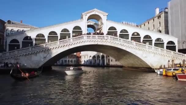 Europa Itália Veneza Novembro 2021 Barco Grande Canal Passa Sob — Vídeo de Stock