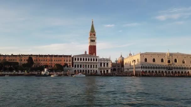 威尼斯2021年11月欧洲 意大利 威尼斯 圣马克广场和公爵宫 渡渡宫 从威尼斯泻湖的贡多拉号上俯瞰钟楼和狮子 — 图库视频影像