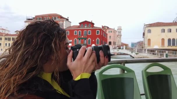 Europa Veneza Jovem Tirando Fotos Veneza Barco Turismo Recomeça Com — Vídeo de Stock