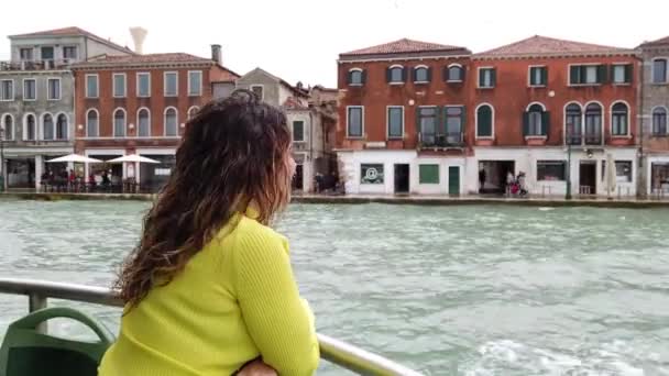 Senhora Turista Barco Ferry Assistir Beleza Cidade Amor Grande Canal — Vídeo de Stock