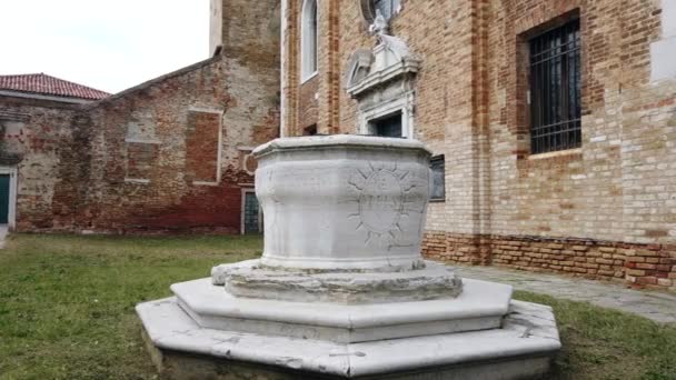 Europe Italy Venice White Marble Ancient Historic Water Well Courtyard — Stock Video