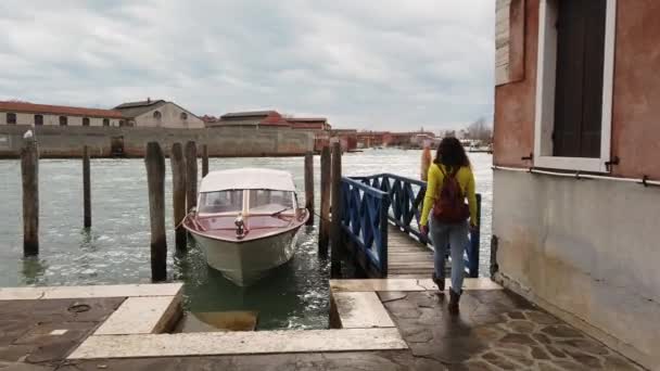 Ευρώπη Ιταλία Νεαρό Κορίτσι Περπατά Στο Ξύλινο Κατάστρωμα Των Σκαφών — Αρχείο Βίντεο