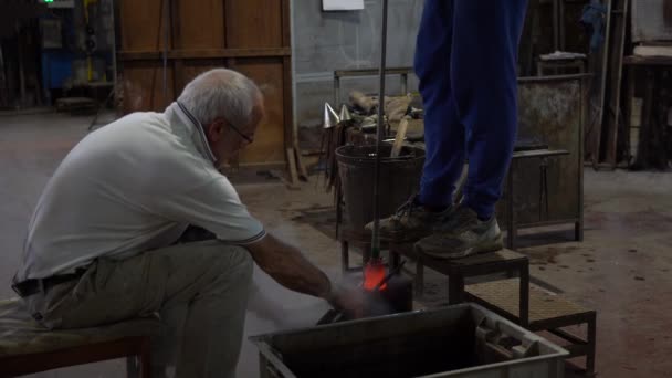2021年11月 意大利威尼斯穆拉诺 在穆拉诺制造著名的威尼斯玻璃杯 威尼斯工厂内的实际工艺 车间手工制作并吹制玻璃杯 — 图库视频影像