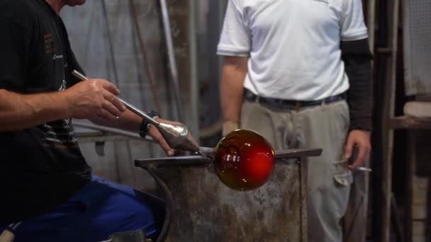 2021年11月 意大利威尼斯穆拉诺 在穆拉诺制造著名的威尼斯玻璃杯 威尼斯工厂内的实际工艺 车间手工制作并吹制玻璃杯 — 图库视频影像