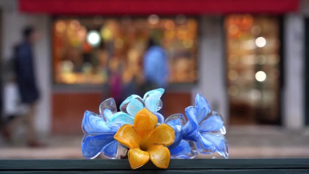 Ozdobný Skleněný Artefakt Vyrobený Muranu Tvaru Květin Obchodu Suvenýry Ním — Stock video