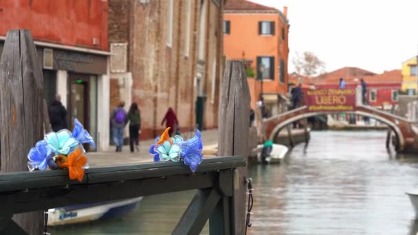 Artefacto Vidrio Ornamental Producido Murano Con Forma Flores Tienda Recuerdos — Vídeo de stock