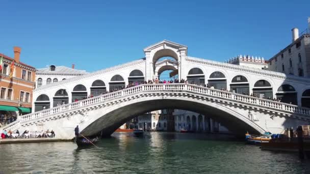 ヨーロッパ イタリア ヴェネツィア2021年11月 グランド運河のボートは有名なリアルト橋の下を通過し 愛の都市の観光名所 ラグーンの橋とゴンドラ上の観光客 — ストック動画
