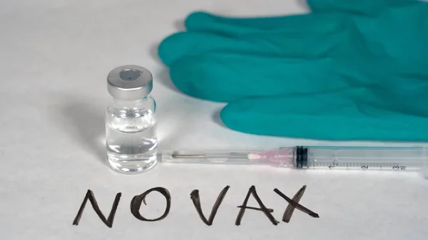 没有Covid Coronavirus流行病疫苗标识的通用药瓶 疫苗和注射器 没有Vax人医生 — 图库照片