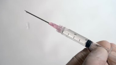 Covid-19 Coronavirus salgını aşısı logosu olmayan sıradan bir şişe.