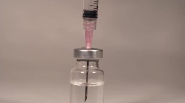 Covid-19 Coronavirus salgını aşısı logosu olmayan sıradan bir şişe.