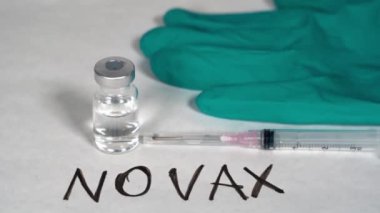 Covid-19 Coronavirus salgını aşısı logosu olmayan sıradan bir şişe.