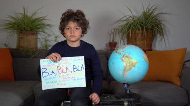 İtalya, Milan, Aktivist Çocuk 7 yaşında, tabelası olan, Gezegeni Kurtarın, yeşile dönün - Gelecek Gençlik 4 İklimi - Covid-19 Coronavirus tecridi sırasında evde çocuk - B gezegeni yok