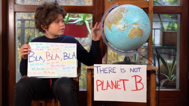 イタリア ミラノ 活動家の少年記号で7歳の子供 コンセプト地球を救う 緑に行く 未来の若者のための金曜日4気候 Covid 19コロナウイルスのロックダウン中に家にいる少年 惑星Bなし — ストック動画