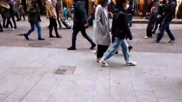 タイムラプスの中を歩く人々の足と足 ミラノCorso Vittorio Emanele Covid 19コロナウイルスのロックダウンコロナウイルス流行の終わり後のクリスマスプレゼントのためのラッシュのための人々でいっぱいコロナウイルス流行 — ストック動画