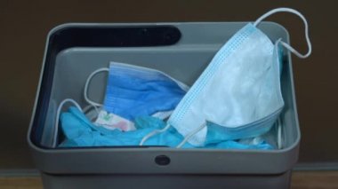 Kullanılmış ve kirli maskeleri çöp kutusuna atın - Covid-19 Coronavirus 'un neden olduğu atıklar