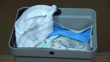 Kullanılmış ve kirli maskeleri çöp kutusuna atın - Covid-19 Coronavirus 'un neden olduğu atıklar