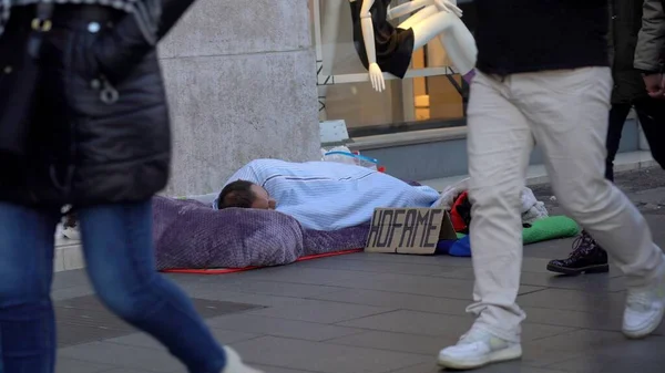 Európa Olaszország Milánó 2021 Május Szegény Hajléktalan Város Belvárosában Alszik — Stock Fotó