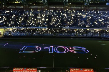 Avrupa, İtalya, Kasım 2021 Napoli Stadyumu, Diego Armando Maradona onuruna 10 numaralı forma ve 10 numaralı formanın projeksiyonuyla bir anma töreni düzenliyor.