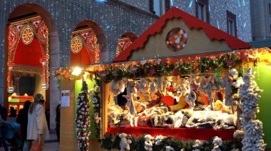 Avrupa, İtalya, Milano Aralık 2021 Duomo katedrali Corso Vittorio Emanuele 'de ahşap evler ve renkli ışıklarla geleneksel Noel pazarı - maskeli insanlar covid, coronavirus