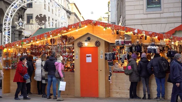 Европа Италия Милан Декабрь 2021 Традиционный Рождественский Рынок Деревянными Домами — стоковое фото