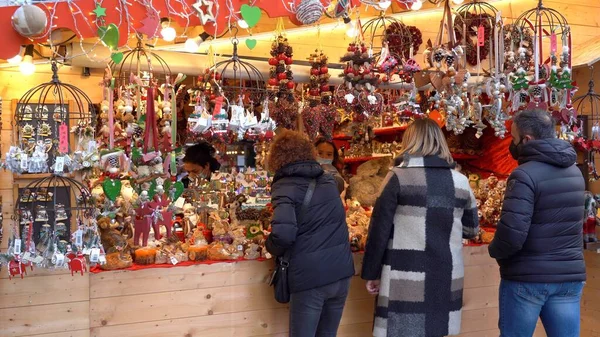 Ευρώπη Ιταλία Μιλάνο Δεκέμβριος 2021 Παραδοσιακή Χριστουγεννιάτικη Αγορά Ξύλινα Σπίτια — Φωτογραφία Αρχείου