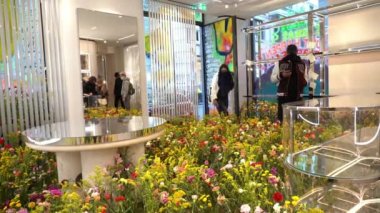 Milan Aralık 2021 'de, Louis Vuitton' un genç tasarımcısı ve tasarımcısı Virgil Abloh anısına Pietro Verri 'deki Off White mağazasında çiçek sergisi açıldı.