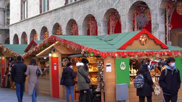 Europa Italien Milano December 2021 Traditionell Julmarknad Med Trähus Och — Stockvideo