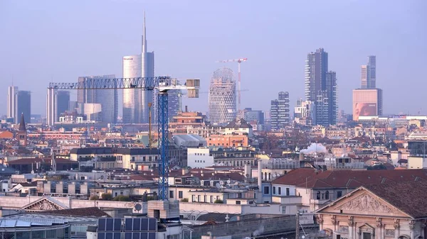 Avrupa, İtalya, Milan Aralık 2021 - Duomo Terrace 'dan gün batımında Gae Aulenti Garibaldi' de şehrin gökyüzü görüntüsü