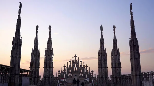2021年12月 意大利 具有典型尖峰的多摩马多纳 Madonnina Duomo 日落时的旅游胜地 多摩露台 Duomo Terrace 游客云集 — 图库照片