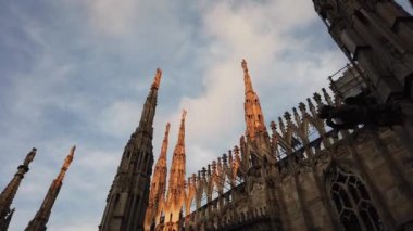 Avrupa, İtalya, Milan Aralık 2021 - Tipik örümcekleriyle Duomo Madonnina, günbatımında turistik bir eğlence - Turistlerle Duomo Terrace