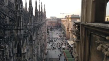 Avrupa, İtalya, Milan Aralık 2021 - Tipik örümcekleriyle Duomo Madonnina, günbatımında turistik bir eğlence - Turistlerle Duomo Terrace