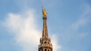 Avrupa, İtalya, Milan Aralık 2021 - Tipik örümcekleriyle Duomo 'lu Madonnina, günbatımında turistik bir cazibe.