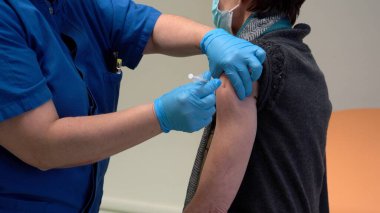 Avrupa, İtalya, Milan Aralık 2021 - San Carlo hastanesinde covid-19 Coronavirus salgınına karşı aşı