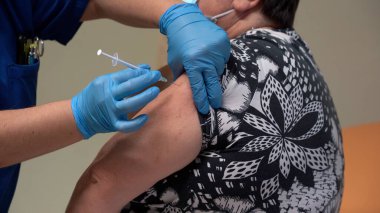 Avrupa, İtalya, Milan Aralık 2021 - San Carlo hastanesinde Pfizer aşısı ile covid-19 Coronavirüs salgınına karşı aşı