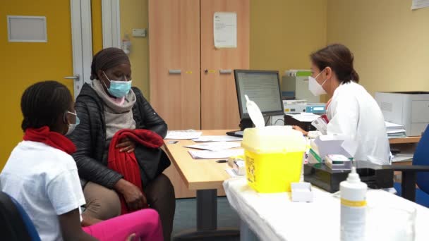 ヨーロッパ イタリア ミラノ2021年12月 サンカルロ病院でのワクチンによるコロナウイルスの流行に対するワクチン接種 — ストック動画