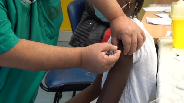 ヨーロッパ イタリア ミラノ2021年12月 サンカルロ病院でのワクチンによるコロナウイルスの流行に対するワクチン接種 — ストック動画