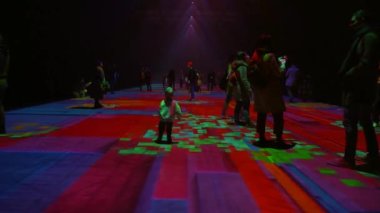 Avrupa, İtalya, Milan Aralık 2021 - Fabbrica del Vapore Müzesinde Aura aydınlatıcı ışık deneyimi, 3D ışık etkileşimli ve renklerle etkileşimli şov