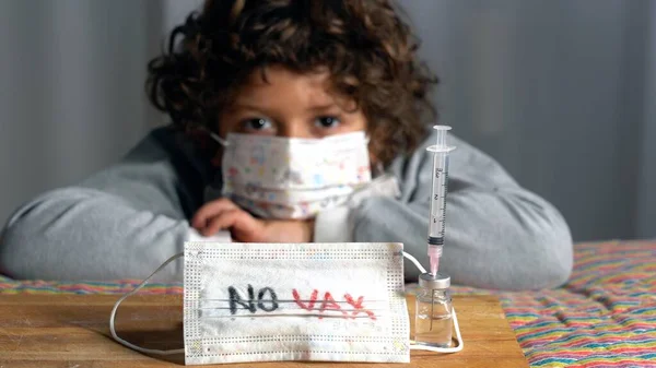 意大利 11岁儿童接种Covid Coronavirus疫苗 支持和不支持带有通用疫苗瓶的疫苗 父母对儿童疫苗犹豫不决 — 图库照片