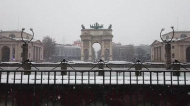 Aralık ayında Milano 'da Arco della Pace' de (Barış Kemeri) turistik turistik turistik gezi - Noel için Lombardiya 'da kış