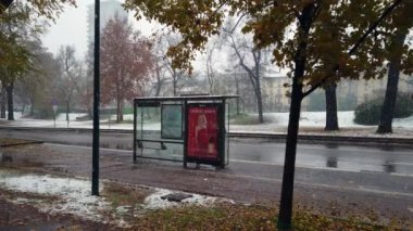 İtalya, Milano Aralık 2021 Yılbaşı tatilinde Milano 'da kar yağışı - Sempione Parkı şehir merkezinde - Armani logo reklamı