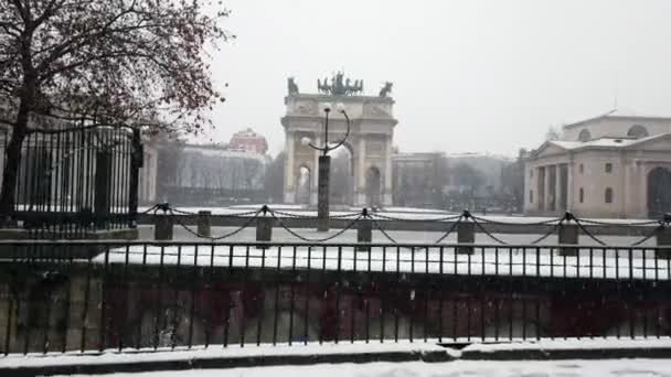 Снег Милане Декабре Arco Della Pace Арка Мира Достопримечательности Достопримечательности — стоковое видео