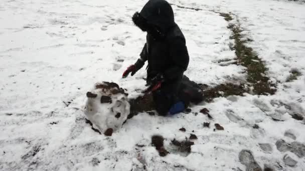 Criança Faz Uma Bola Neve Para Criar Boneco Neve Navio — Vídeo de Stock