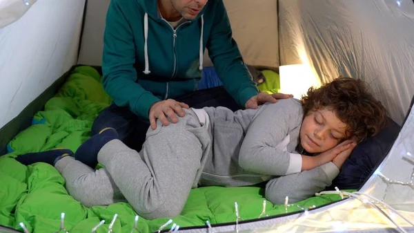 İtalya, Milano - Baba oğlunu uyutur ve çadırda bir masal anlatır - baba oğul yaşam tarzı