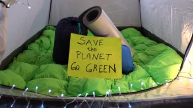 İtalya, Milan, aktivist işareti Gezegeni Kurtarın, yeşile dönün - Gelecekteki Gençlik 4 İklimi için Cuma - Covid-19 Coronavirus tecridi sırasında çadırda kamp yapmak - B gezegeni yok