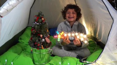 Avrupa, İtalya, Mlyan, Oğlan 7 yaşındaki Noel yaşam tarzı aile evde - Covid-19 Coronavirus 'un tecridi sırasında çadırda Noel' i kutluyoruz - seyahat etme arzusu