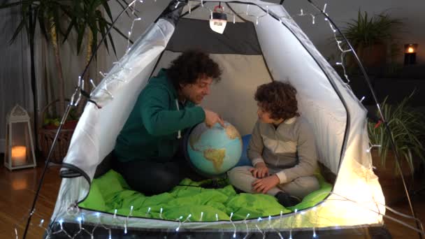 ヨーロッパ イタリア ミラノ Covid 19コロナウイルスがテントキャンプの家に座っている間に自宅で父と息子の子供 旅行への欲求 — ストック動画